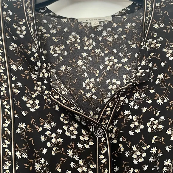 Max Studio Black and White Floral Blouse - Picture 3 of 8